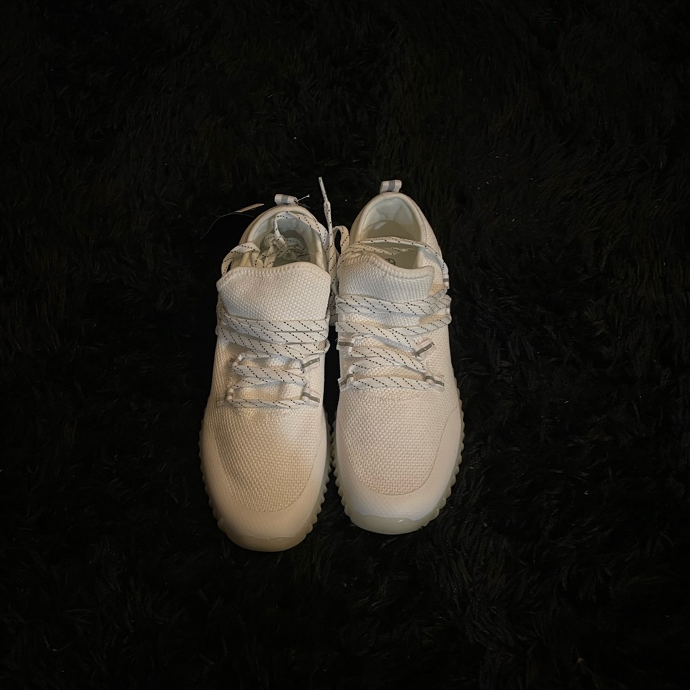 Translucent sole knitted shoes